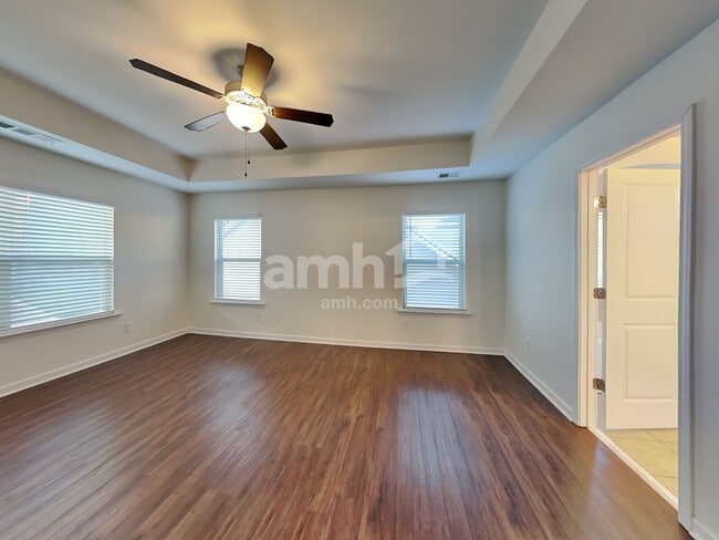 Building Photo - 1522 Balvaird Dr SE