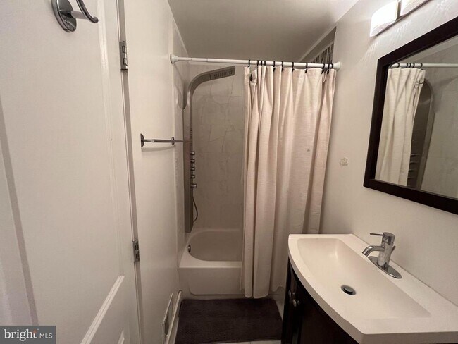 Building Photo - 1013 V St NW