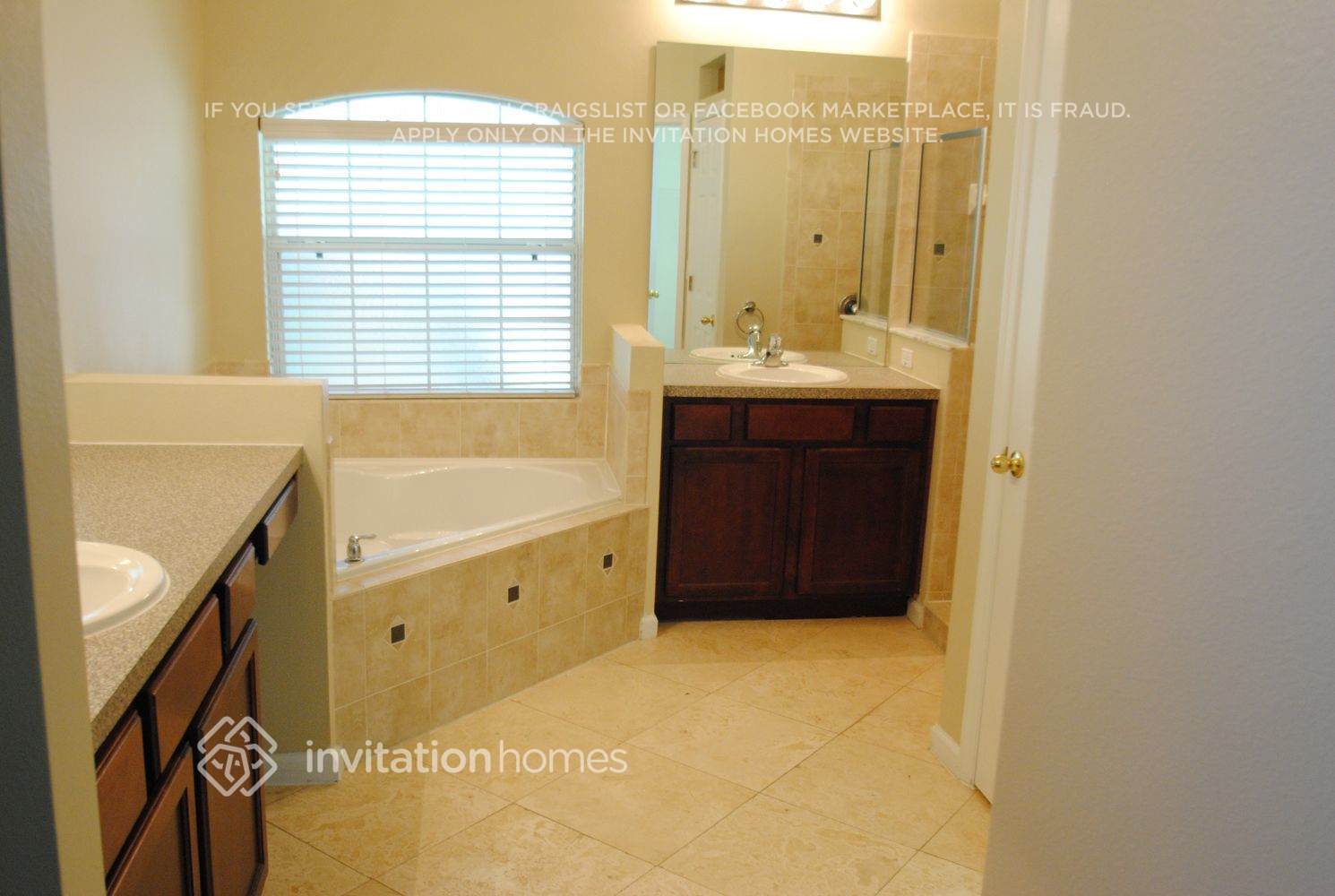 Building Photo - 13543 Via Roma Cir
