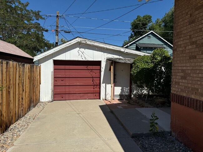 Building Photo - Charming South West Home!