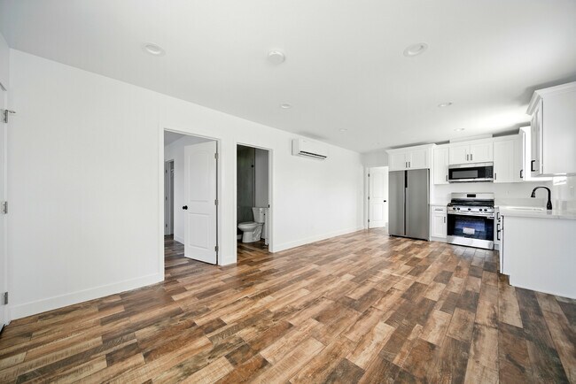 Building Photo - 523 W 78th St