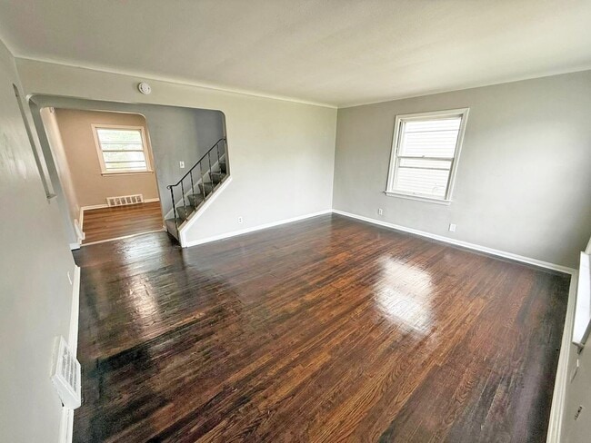 Building Photo - 3 BED 1 BATH BEAUTIFUL SINGLE FAMILY HOME ...
