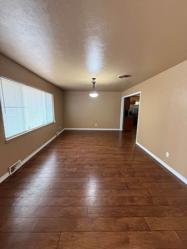 Building Photo - Cozy 3 BDR Home Located in the Sandia Scho...