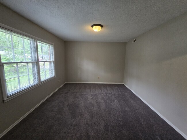 Building Photo - 1410 Suterland Rd