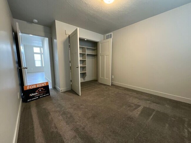 Building Photo - 3 bedroom 2 1/2 bath townhome