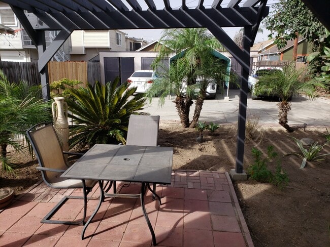 Building Photo - 479 Gaviota Ave