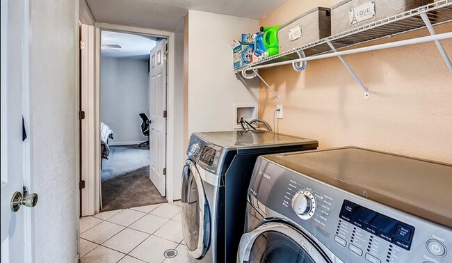 Building Photo - Huge room in a large shared home, private bathroom, great neighborhood, friendly roommates!