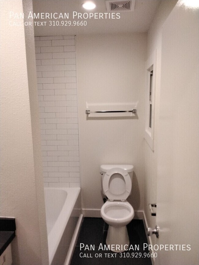 Building Photo - 6621 1/4 Crenshaw Blvd.-