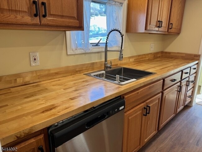 Building Photo - 44 Oak St