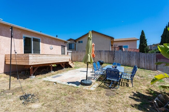 Building Photo - Traditional Home with Large Backyard!