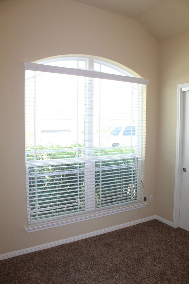 Building Photo - ALMOST NEW, CUTE 3 BEDROOM, 2 BATH