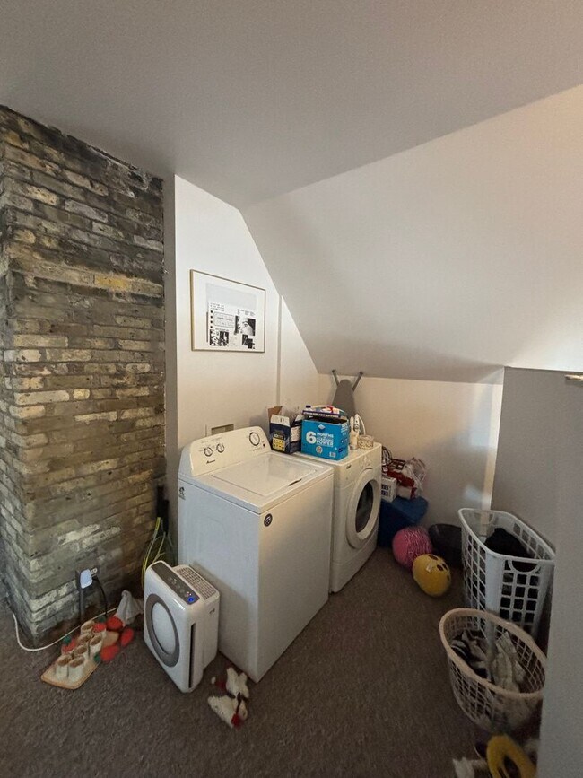 Building Photo - 122-124 E Lloyd