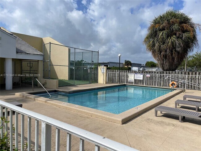 Primary Photo - 4560 SW 68th Ct Cir