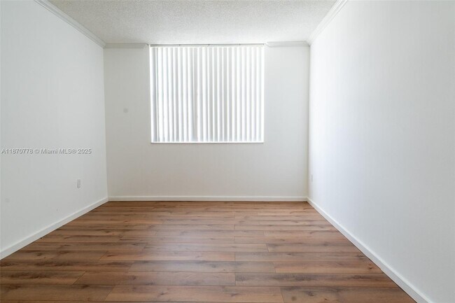 Building Photo - 300 Bayview Dr