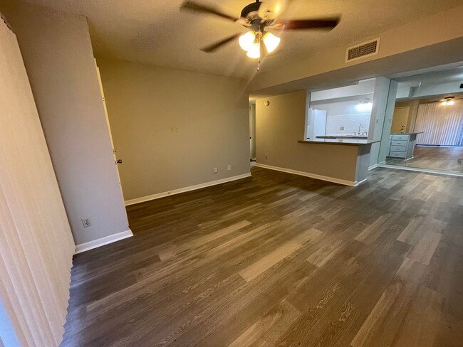 Building Photo - AUGUST MOVE IN - 2 Bedroom 2 Bathroom on t...