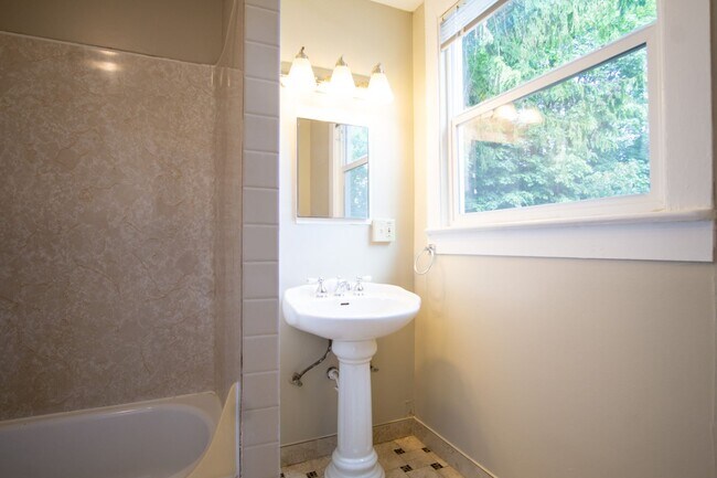 Building Photo - John's Landing 2nd Floor 1Bdr w/Hardwoods,...
