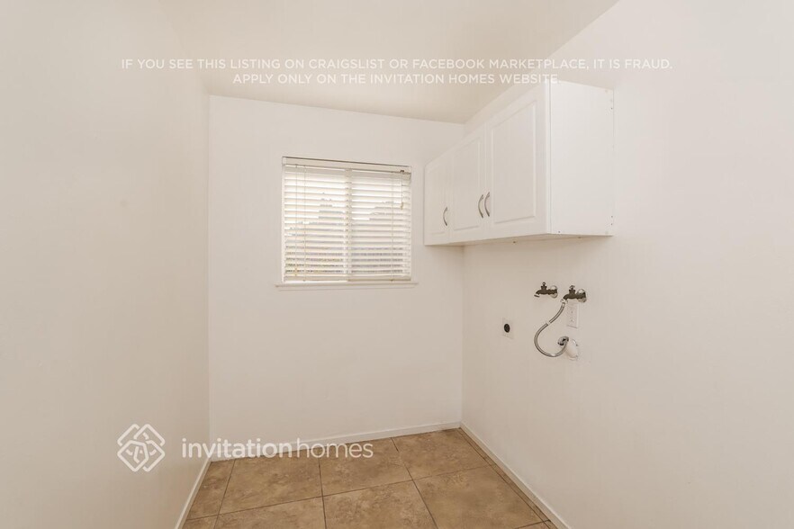 Building Photo - 2425 Grimsby Dr