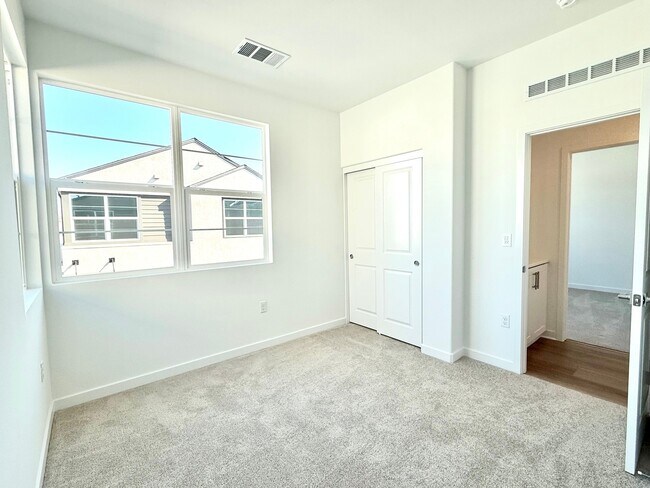 Building Photo - 4553 S Patterson Paseo
