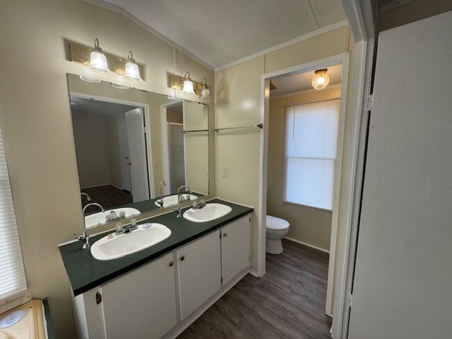 Building Photo - Gordon Road