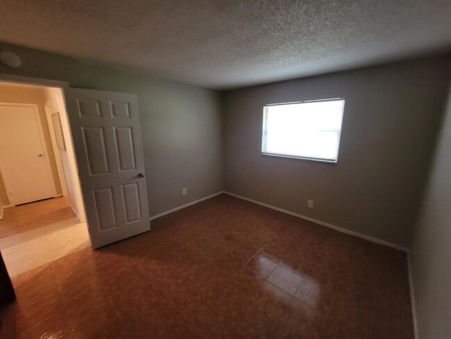 Building Photo - 3135 Pine Tree Ave