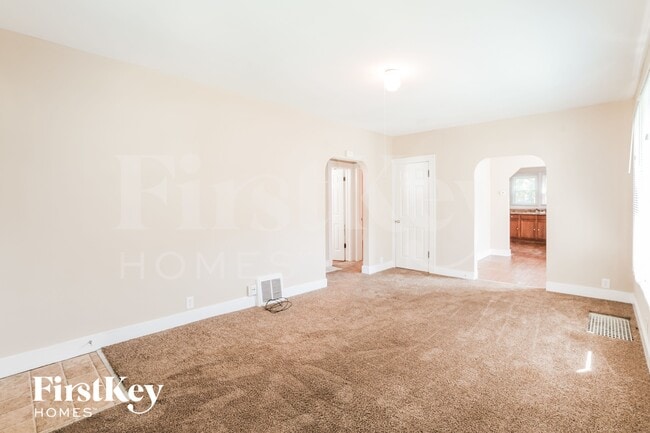 Building Photo - 410 Bangs St