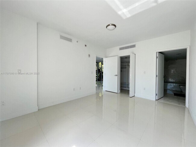 Building Photo - 9940 W Bay Harbor Dr