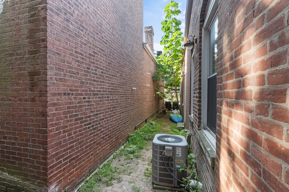 Building Photo - 717 Lampton St