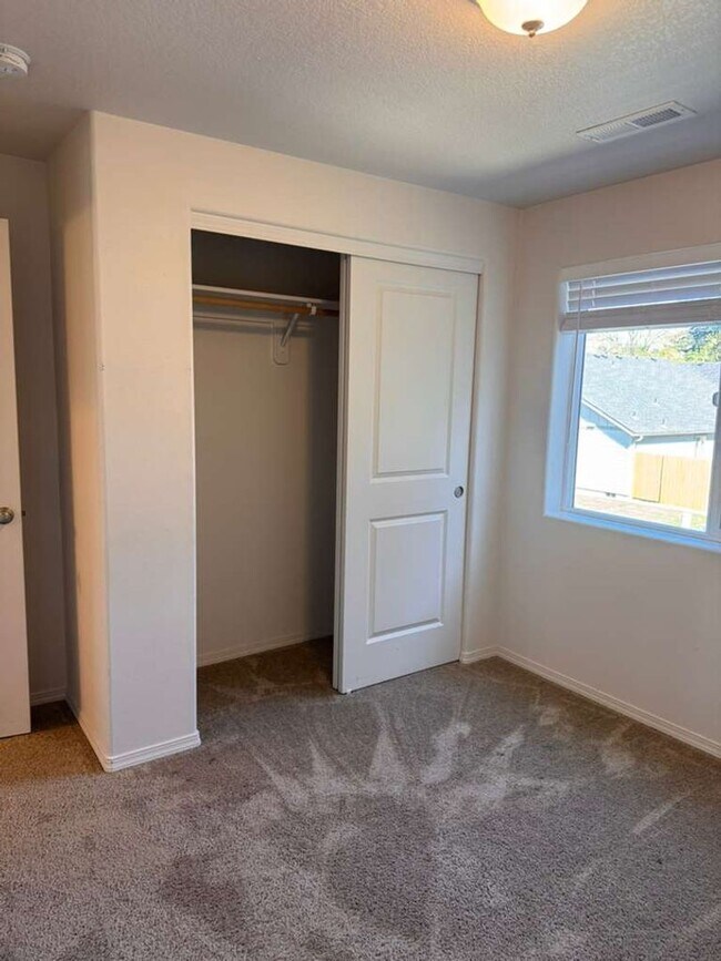 Building Photo - 1642 Zoe Ave