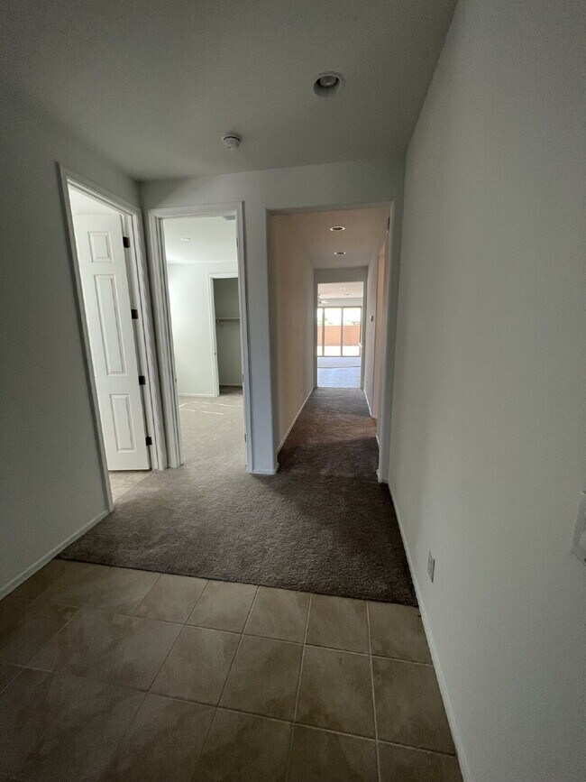 Building Photo - 4 BEDROOM RENTAL WITH 3 CAR GARAGE IN LOS PORTALES CASA GRANDE ARIZONA