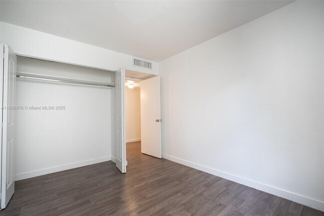 Building Photo - 20350 W Country Club Dr