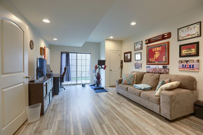 Building Photo - 4 bedroom townhome