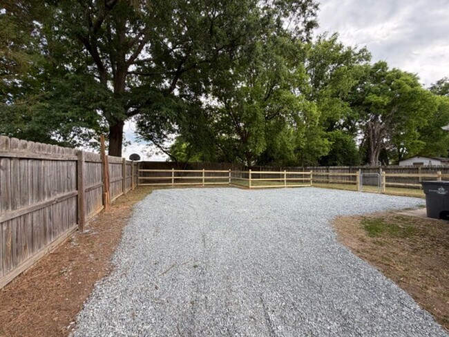 Building Photo - 1/2 MO/OFF SPECIAL - 3 bed/2 bath Fenced yard