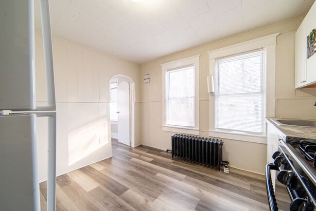 Building Photo - 817 E Pear St