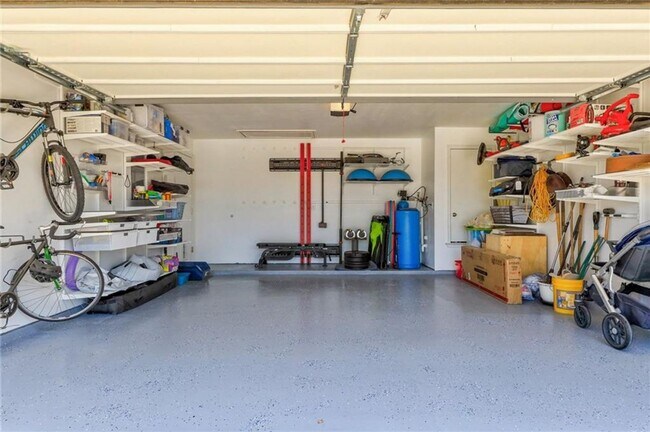 Building Photo - Spacious & Beautiful 3/BR 2/BA Home with E...