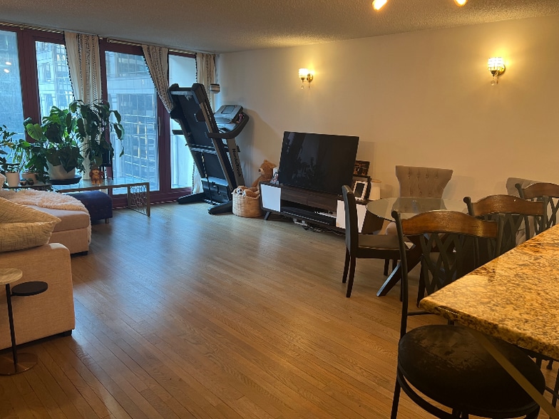 Primary Photo - 200 N Dearborn St