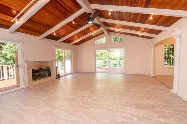 Building Photo - Updated and spacious 3 bedroom house on ov...