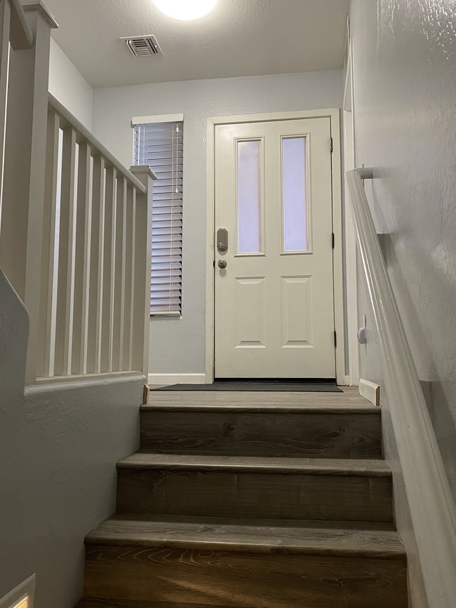 Building Photo - 330 S Farmer Ave