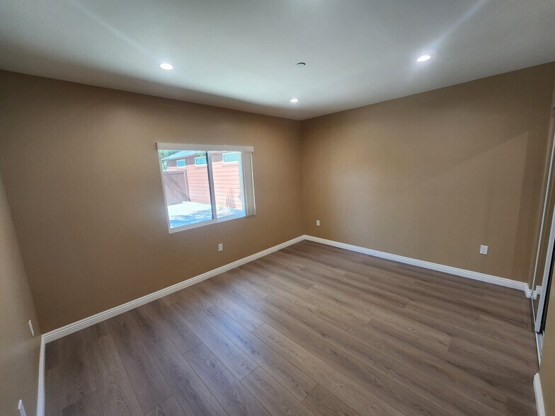 Building Photo - 10941 Walnut Dr