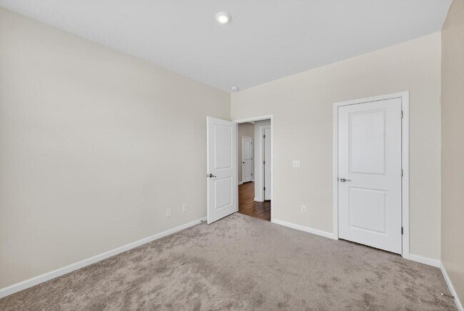 Building Photo - Like-New Harlem Home!
