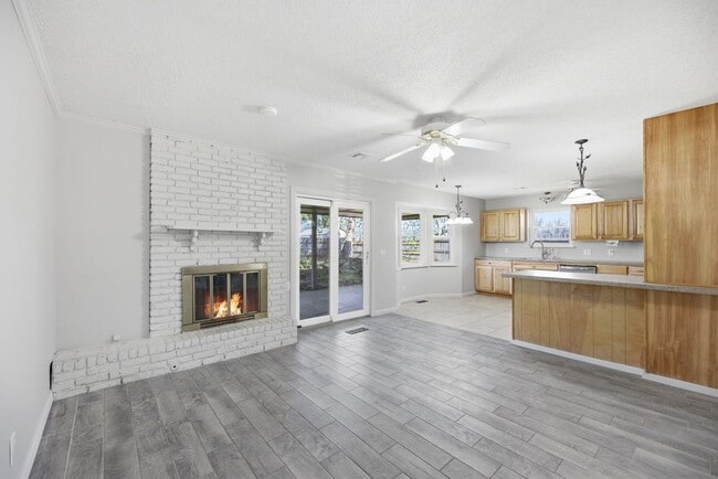 Building Photo - Cute 3 bed 1.5 bath home with a large yard and quite living in the highly desired Bixby Public Sc...