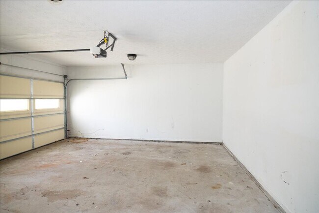 Building Photo - Spacious 3/2 Ranch Home w/ 2 Car Garage in Quiet Neighborhood