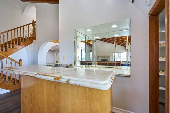 Building Photo - Aqua Vista - Entertainers Playhouse