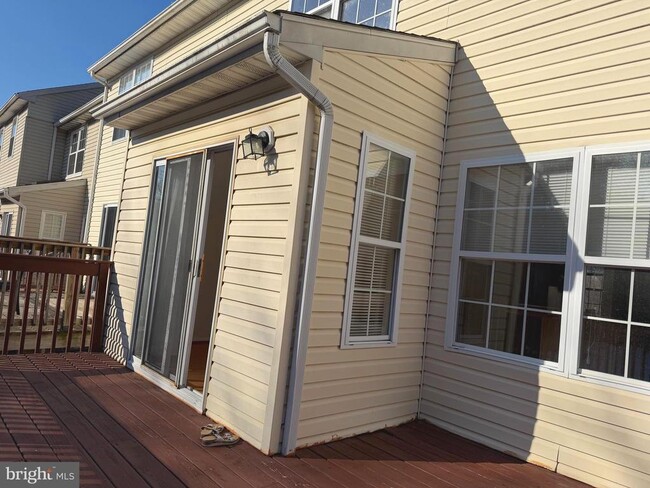 Building Photo - 20 Emandan Ln