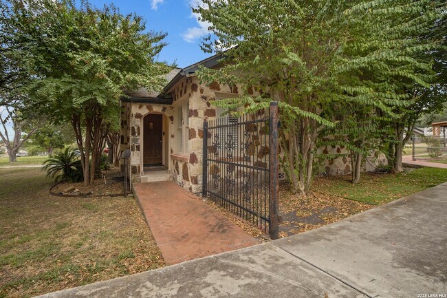 Building Photo - 144 Greenlawn Dr
