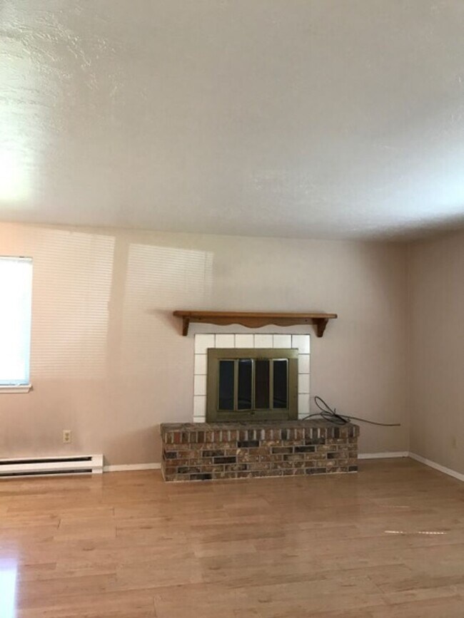 Building Photo - 787 Meadows Dr