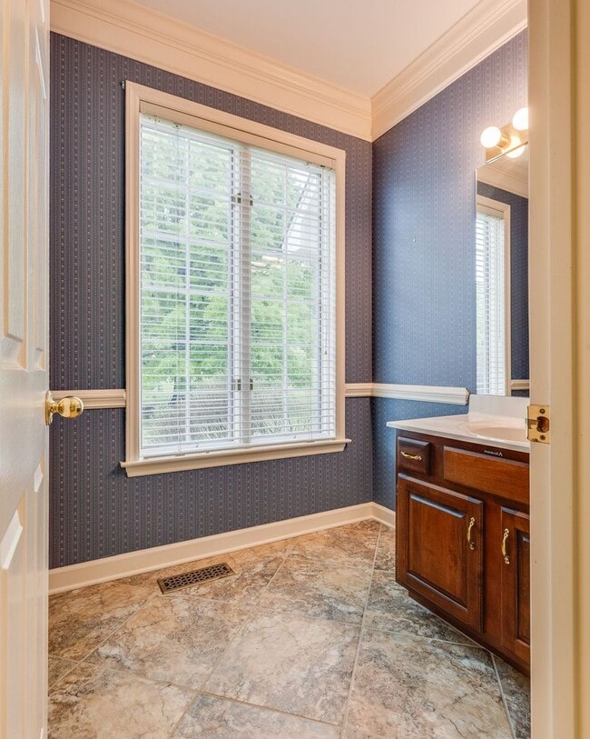 Building Photo - Experience lakefront living at its finest in the heart of East TN