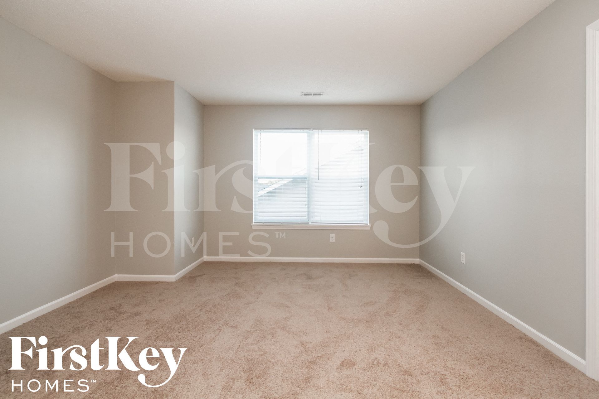 Building Photo - 1403 Round Lake Rd