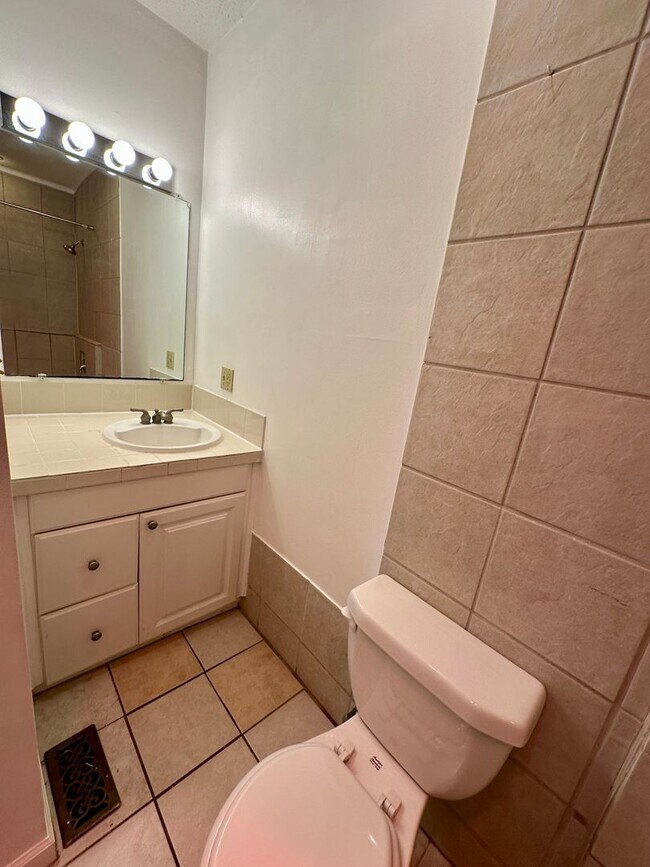 Building Photo - 3 BED | 2 BATH | GATED BACKYARD | THOMAS S...