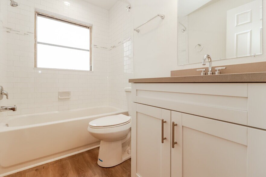 Building Photo - 2319 Surrey Ln