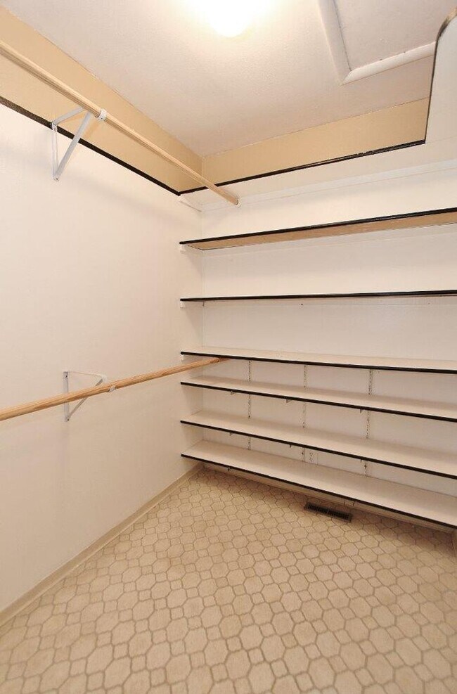 Building Photo - Clean Townhouse Centrally Located on the B...